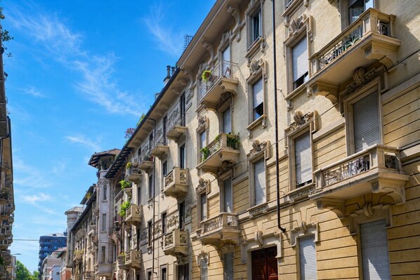 A row of historic buildings with ornate balconies and large windows. - Cit Turin | Casetta Sogni (Torino)