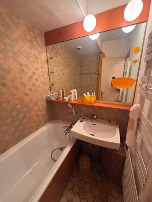 Bathroom - Boutique Family Alpine Retreat - Skiing, Parking (Chamonix-Mont-Blanc)