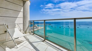 A balcony with a clear view of the sea, a white chair, and a tiled floor. - Apartment for rent in Calpe, BARLOVENTO (Calpe / Calp)