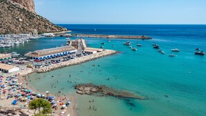 A coastal town with a marina, beach, and rocky cliffs. - Apartment for rent in Calpe, BARLOVENTO (Calpe / Calp)