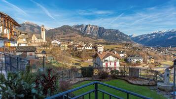 Ein Wohngebiet mit Häusern, einer Kirche und Bergen im Hintergrund.