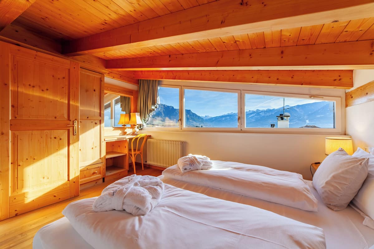 Deluxe-Apartment, Balkon, Bergblick | Schreibtisch, laptopgeeigneter Arbeitsplatz, Verdunkelungsvorhänge