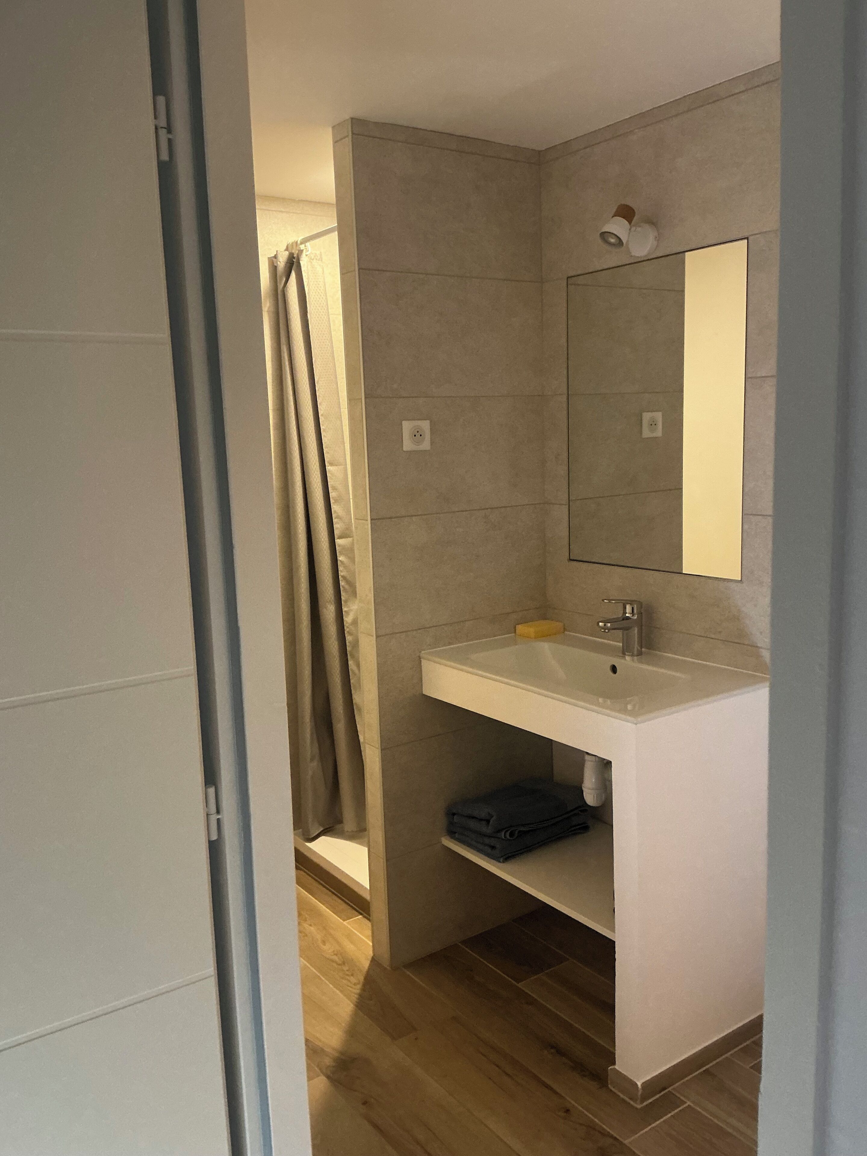 Een douche, een haardroger, handdoeken, zeep