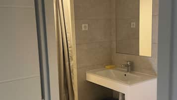 Een douche, een haardroger, handdoeken, zeep
