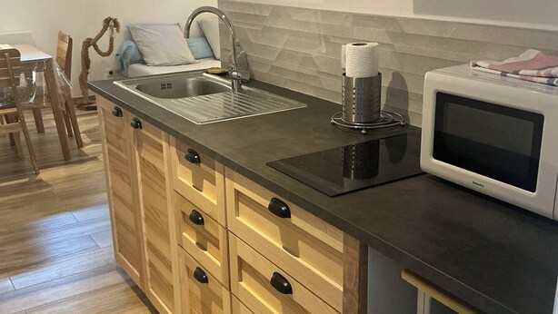 Cafeteira/chaleira, geladeira, micro-ondas, cooktop