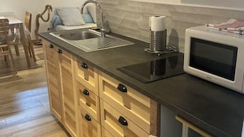 Een koffiezetapparaat/waterkoker, een koelkast, een microgolfoven