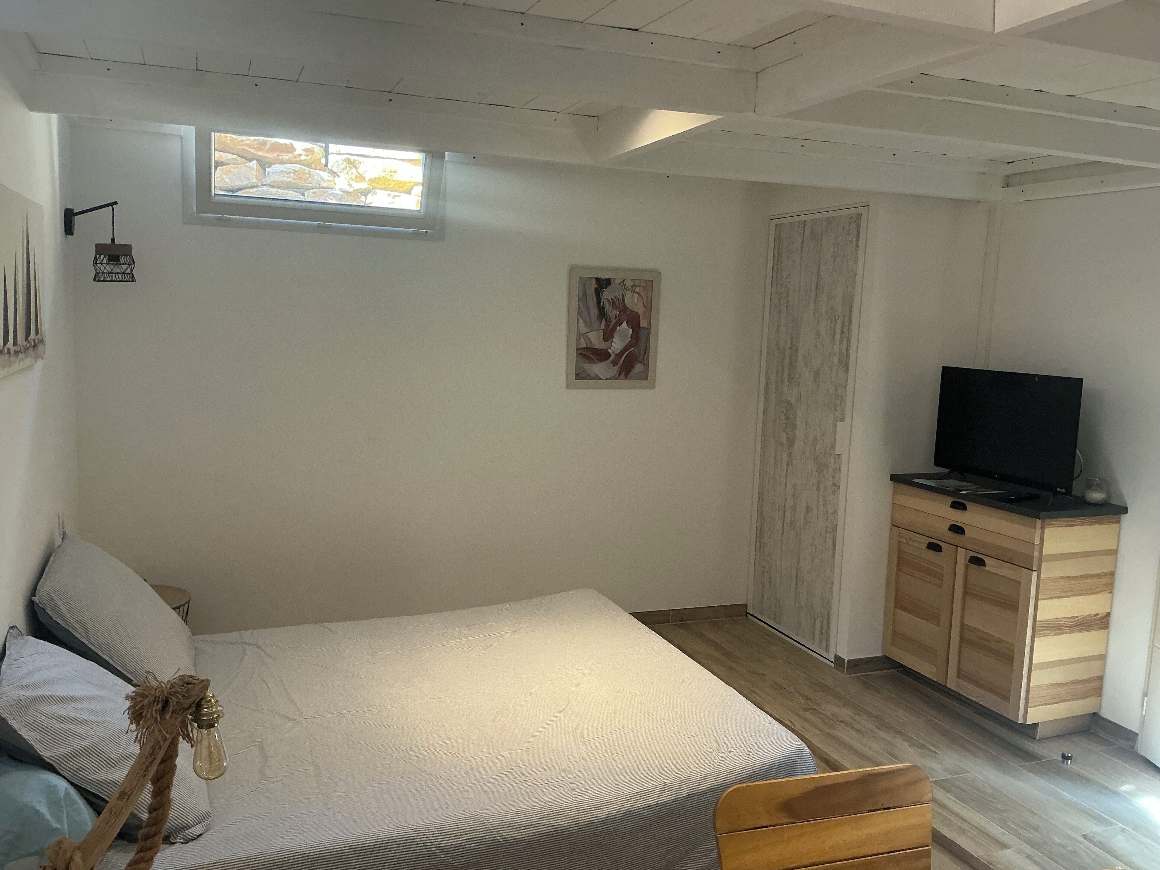 Lit parapluie, Wi-Fi gratuit, draps fournis