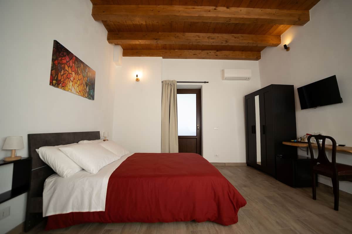 Comfort Room, Courtyard View | Blackout drapes, free WiFi