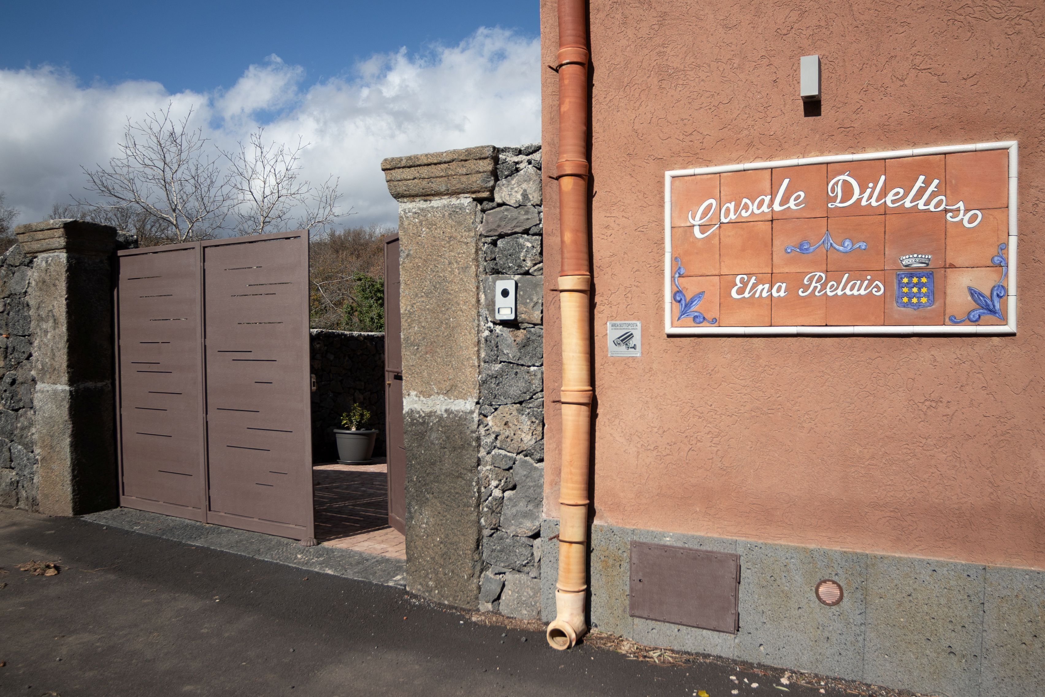 Ein Gebäude mit einem Schild, auf dem 'Casale Dilettoso' und 'Ena Relais' steht.
