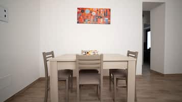 Comfort Room, Kitchenette | Dining