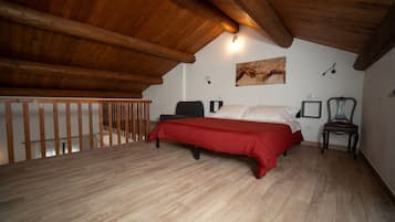 Deluxe Suite, Mountain View | Blackout curtains, free WiFi