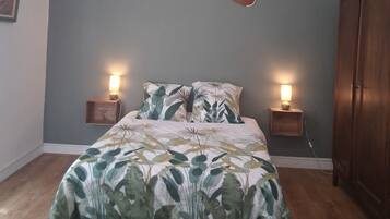 Iron/ironing board, WiFi, bed sheets