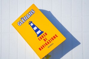 A yellow sign with 'GLENANS' and 'CORSO DI NAVIGAZIONE' text, and a lighthouse graphic. - Pietra Ligure | Pietra Ligure House (Pietra Ligure)