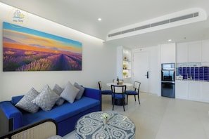 Apartament Deluxe, balcó, vistes a la platja | Sala d'estar