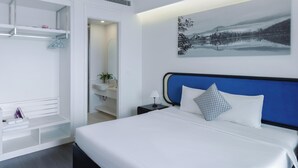 Une chambre d’hôtel avec un lit, une salle de bain et une vue sur un lac.