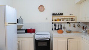 Cafetière/bouilloire, réfrigérateur, micro-ondes, four
