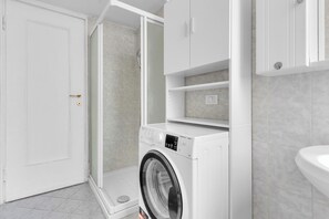 Hair dryer, towels, toilet paper - Vrbo Property (Milano)