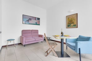 Living area - Bright, stylish home near Paolo Sarpi – Messina (Milano)