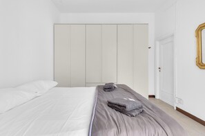 Iron/ironing board, Internet, bed sheets - Vrbo Property (Milano)
