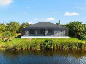Exterior - Luxury Relaxing Waterfront House - Heated Pool - 4BD - Family and Pets Friendly (Port Charlotte)