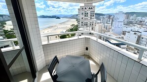 Varanda com vista para a praia e para a paisagem urbana.