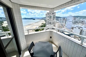 Deluxe-lejlighed - balkon - strandudsigt | Udendørs spisemuligheder