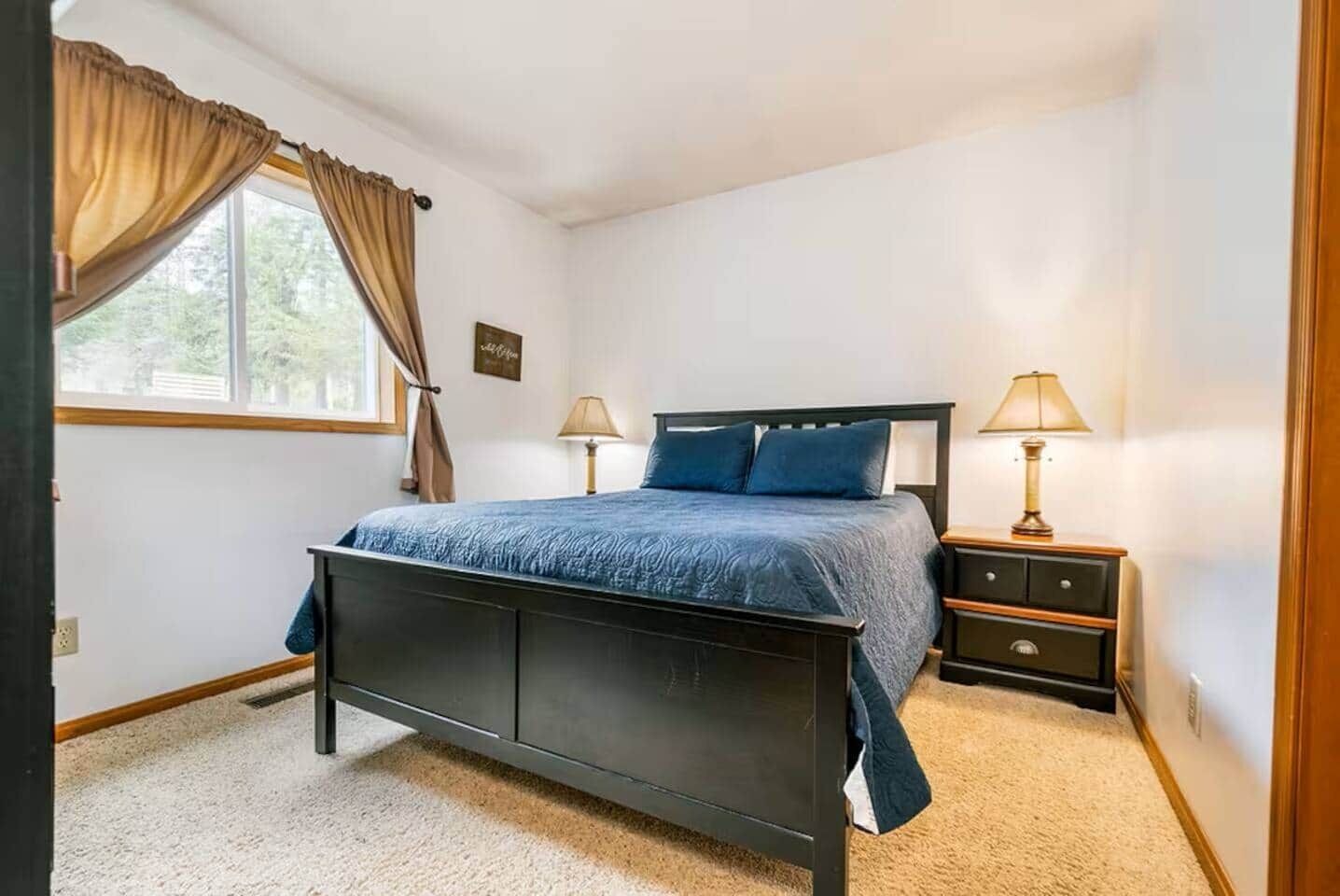 4 bedrooms, iron/ironing board, WiFi, bed sheets