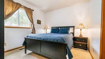 4 bedrooms, iron/ironing board, WiFi, bed sheets