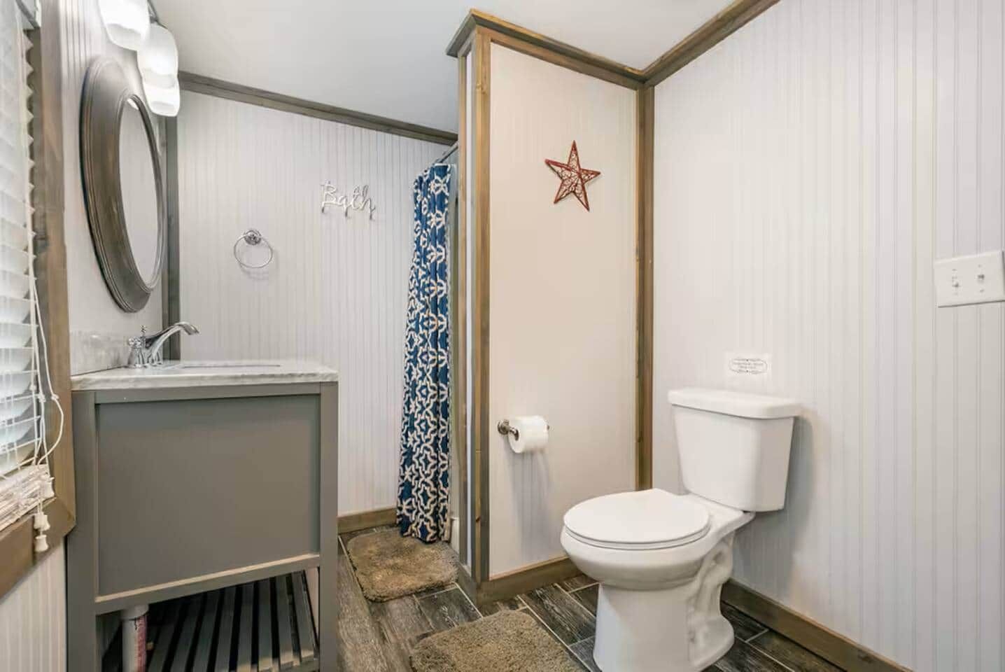 Une salle de bain avec des toilettes, un lavabo et une douche.