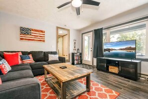 Televisión, chimenea, futbolito y tenis de mesa 