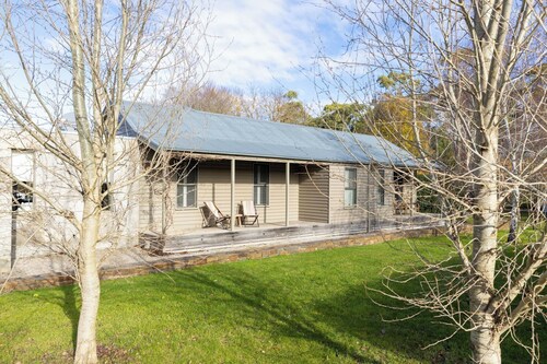 Lauriston River House + Cottage - Your own private casa, 8 minutes from Kyneton