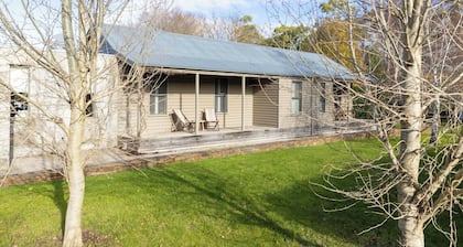 Lauriston River House + Cottage - Your own private casa, 8 minutes from Kyneton