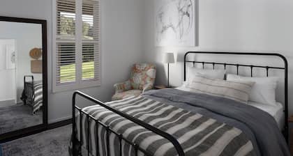 Lauriston River House + Cottage - Your own private casa, 8 minutes from Kyneton
