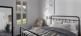 Lauriston River House + Cottage - Your own private casa, 8 minutes from Kyneton