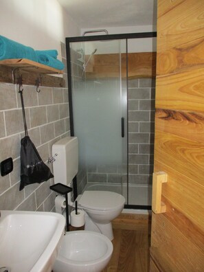 Shower, hair dryer, bidet, towels - Vrbo Property (Piemonte)