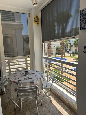 Outdoor dining - Bouznika Beach: 2-bedroom with a pool (Bouznika)