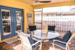 Outdoor dining - Sunny Seas - Walk to Beach - Pool (Naples)