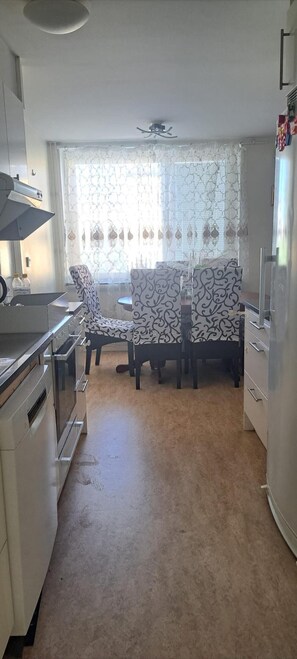 Fridge, microwave, oven, dishwasher - Apartment 3 Room Sleeps up to 5 (Spånga)