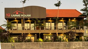 Un edificio de varios pisos con un letrero que dice '10 Living House'.