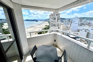 A balcony with a view of a beach and cityscape. - SHB Mar e Céu A Melhor Vista Panorâmica (Santos)