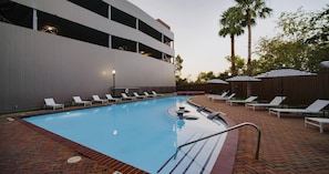 Seasonal outdoor pool - Landing Beautiful 1bd, Courtyard, Gym (Houston)