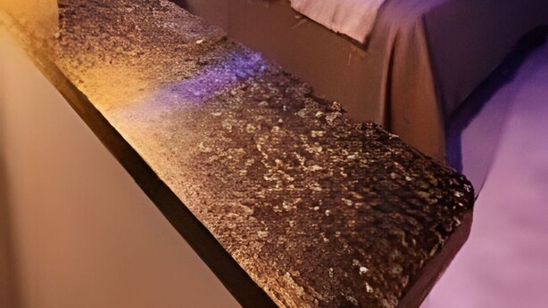 A hotel room with a bed, bedside table, and two pendant lights. - Studio RD (Angra dos Reis)