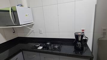 Studio | Private kitchen | Fridge, microwave, stovetop, cookware/dishes/utensils