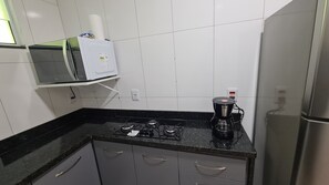 Comfort Studio Suite, Marina View | Dapur peribadi | Peti sejuk, ketuhar gelombang mikro, dapur 