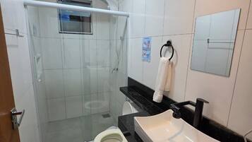 Estudio | Baño | Regadera, amenidades de baño gratuitas, secadora de cabello, toallas