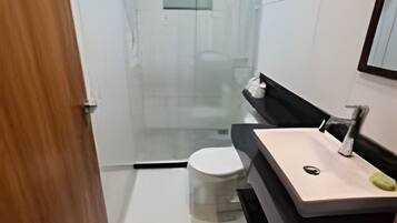 Studio | Bathroom | Shower, free toiletries, hair dryer, towels