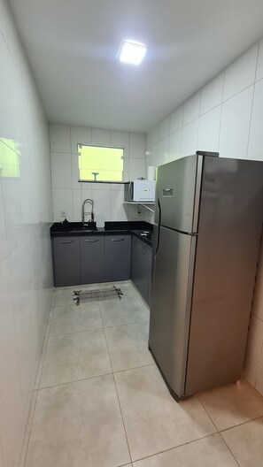 Comfort Studio Suite, Marina View | Dapur peribadi | Peti sejuk, ketuhar gelombang mikro, dapur 