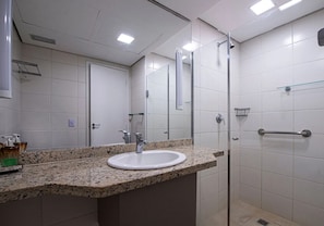 Apartment, Balkon, Strandblick | Badezimmer