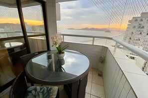 Apartment, Balkon, Strandblick | Speisen im Freien