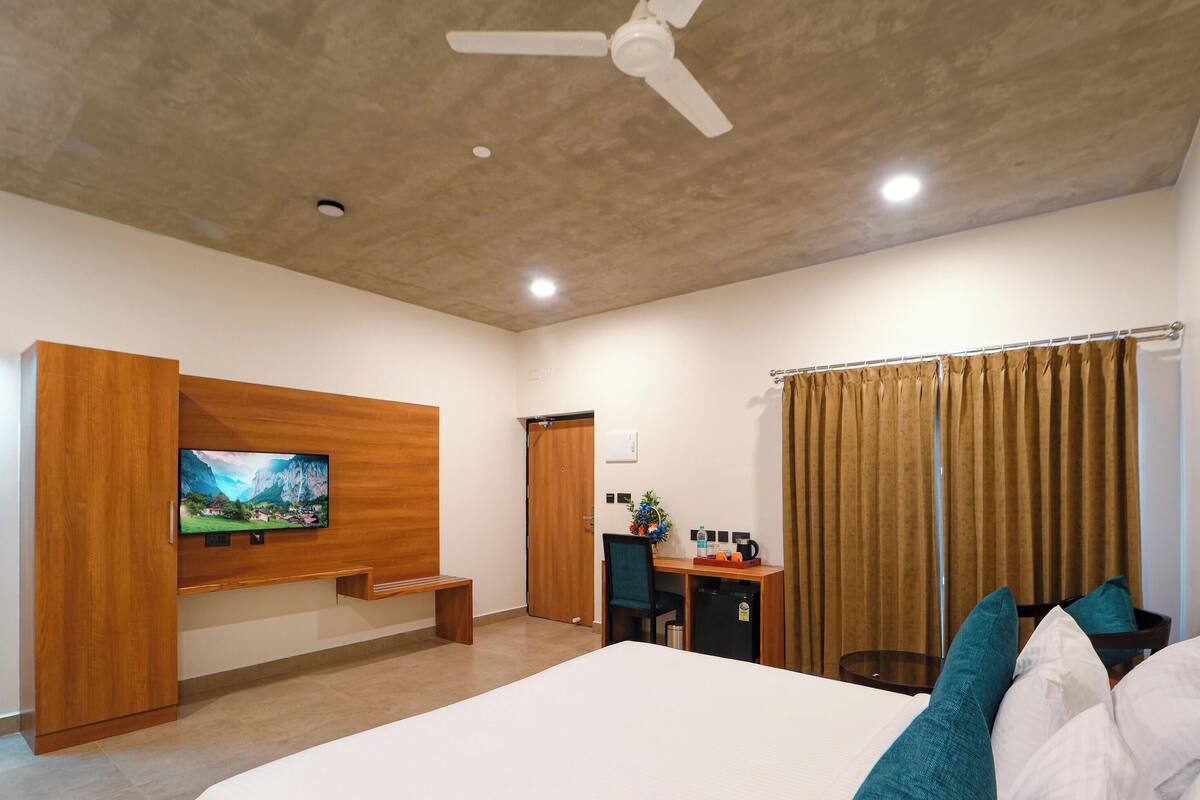 Deluxe Double Room | In-room safe, desk, laptop workspace, iron/ironing board (on request)